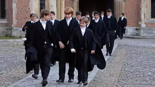 校服承擔(dān)育人功能，但為何中國校服卻承擔(dān)管理功能？