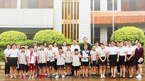 《南國(guó)早報(bào)》小記者團(tuán)走進(jìn)百裕集團(tuán)生產(chǎn)中心，探訪“學(xué)生裝”奧秘