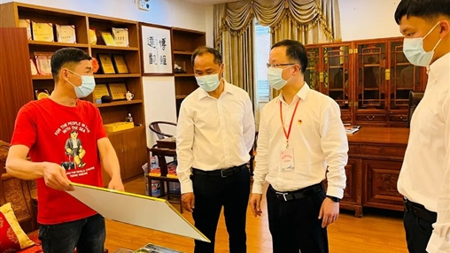 惠安縣委常委、組織部部長(zhǎng)洪亞清蒞臨百裕集團(tuán)研發(fā)中心調(diào)研指導(dǎo)工作